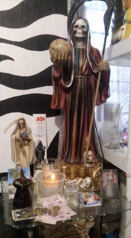 santa-muerte-velas-altares-12